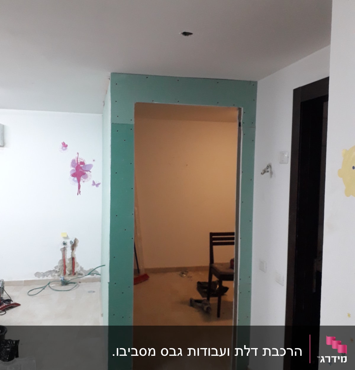 קיר גבס ירוק מותקן בכניסה לחדר